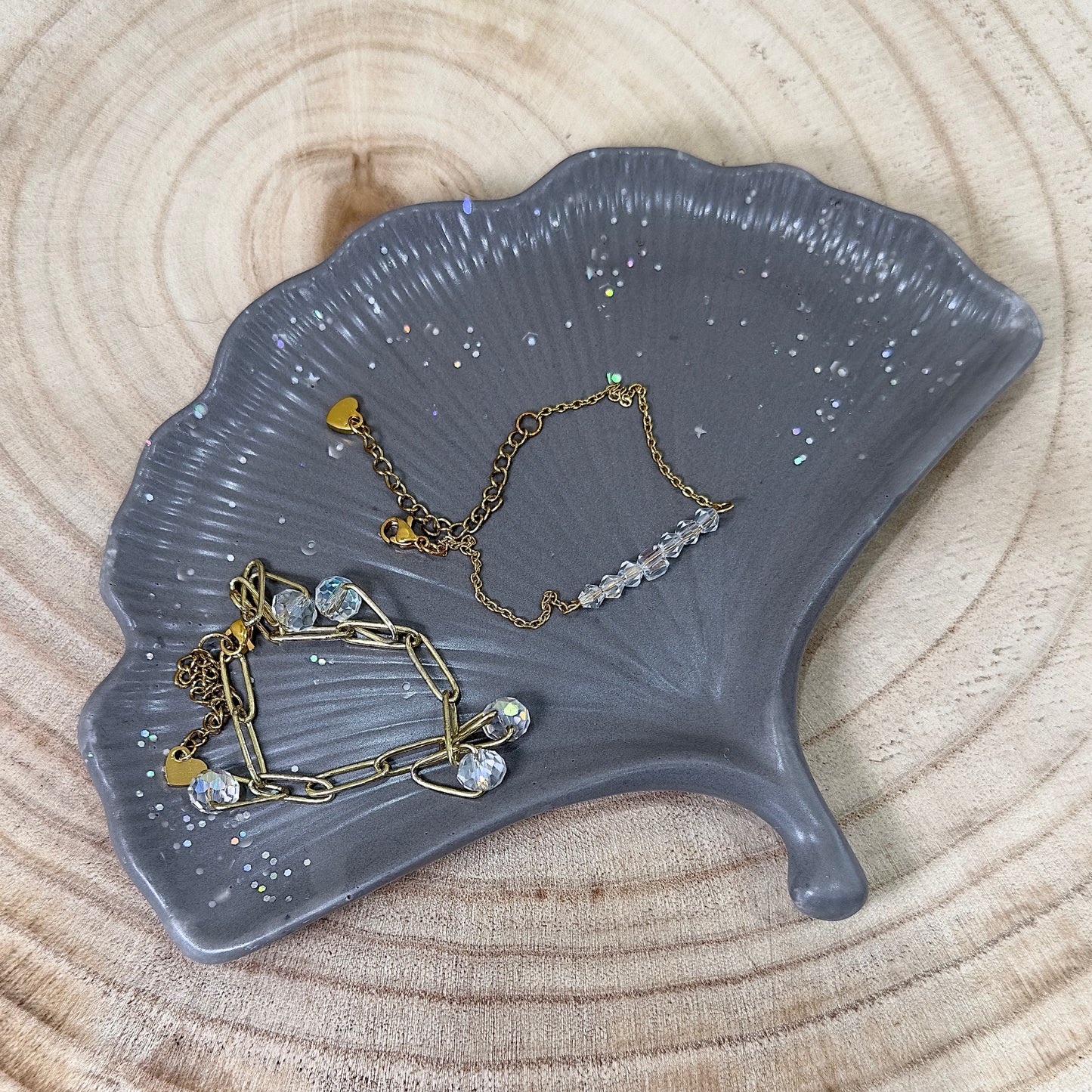 Coupelle à bijoux grise avec paillettes.