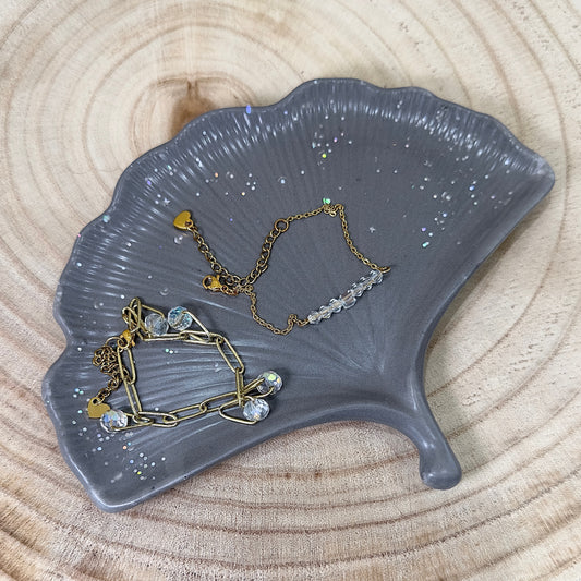 Coupelle à bijoux grise avec paillettes.