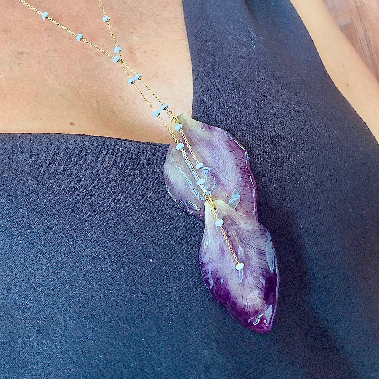 Sautoir tulipe violette.